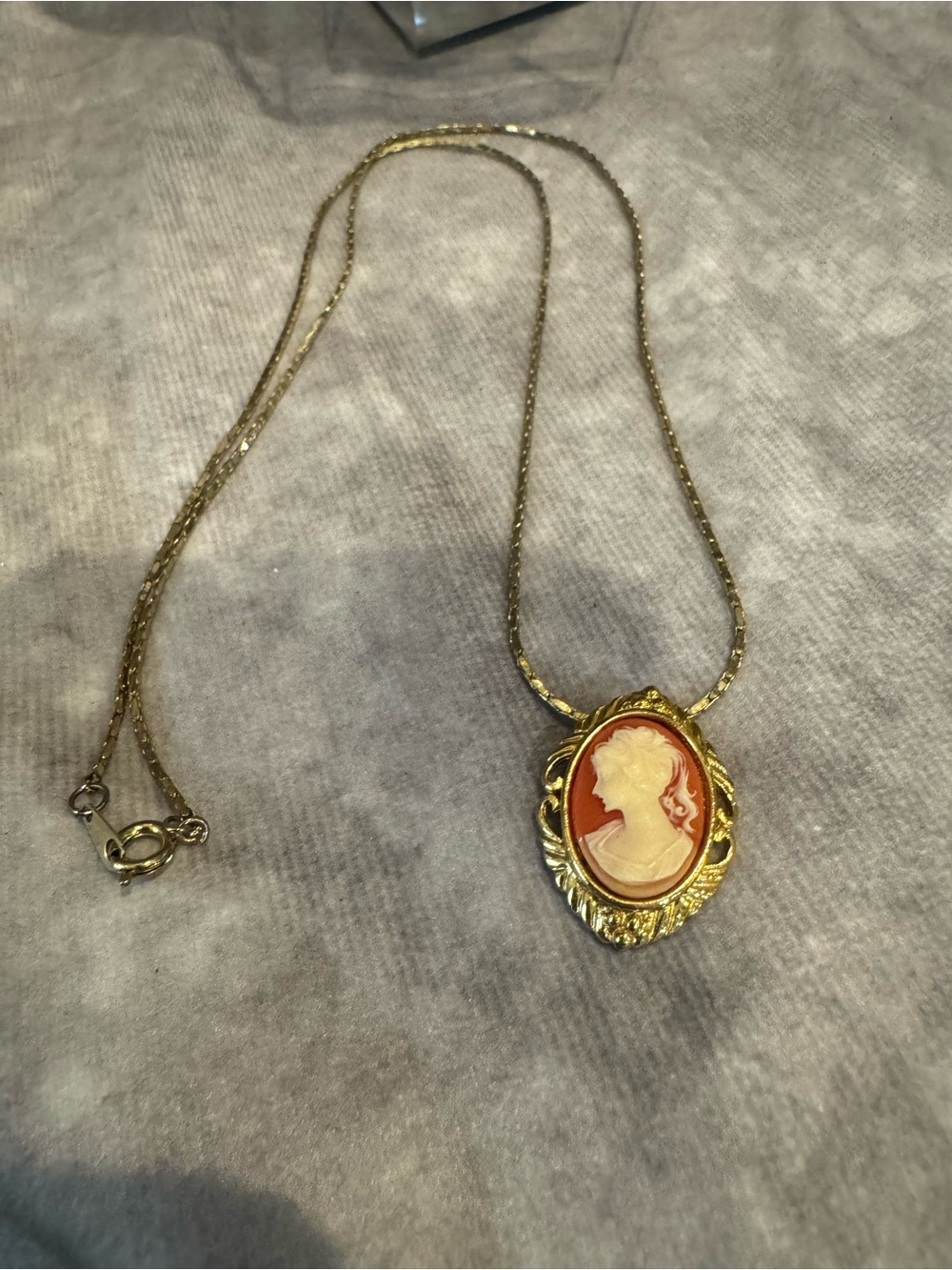 Vintage-Inspired Gold Cameo Pendant Necklace - Pink and Gold‎